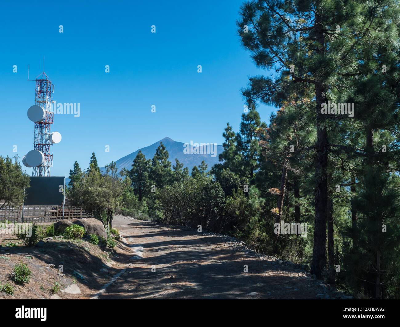 Sender, Telekommunikation und Schotterstraße auf dem Gipfel Cruz de Gala mit Blick auf den Vulkan Pico del Teide, Teno Gebirge, Teneriffa, Kanarischen Inseln Stockfoto