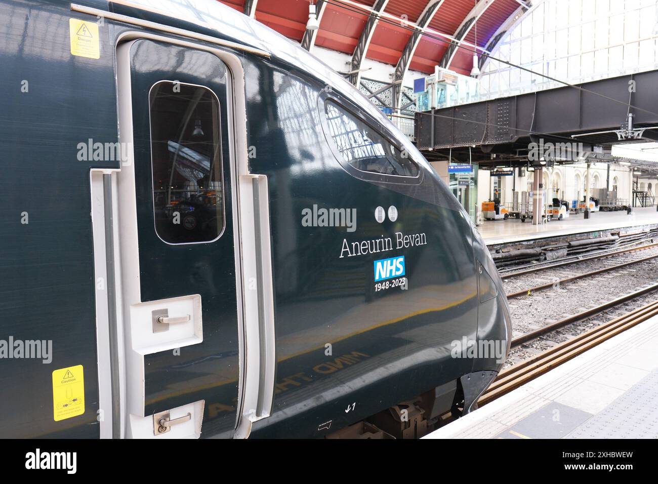 Der GWR-Zug am Bahnhof London Paddington namens Aneurin Bevan feiert 75 Jahre NHS 1948–2023 Stockfoto