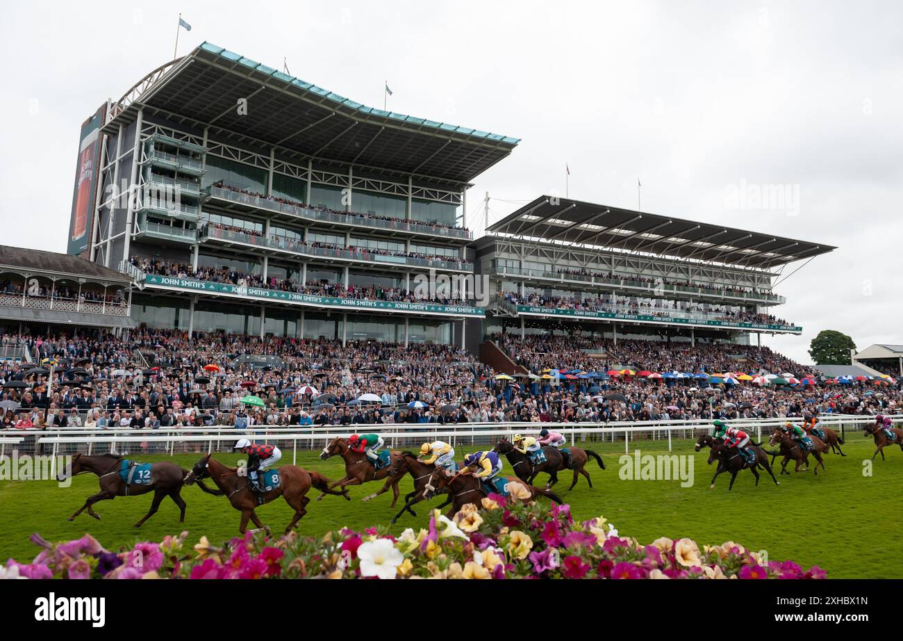 York. Vereinigtes Königreich. Samstag, 13. Juli 2024. Blue for You wiederholt den Sieg des letzten Jahres und gewinnt die John Smith's Racing Stakes unter Jockey Daniel Tudhope für Trainer David O'Meara und Besitzer Alderson Burke Francis. Credit JTW equine Images / Alamy Live News Stockfoto