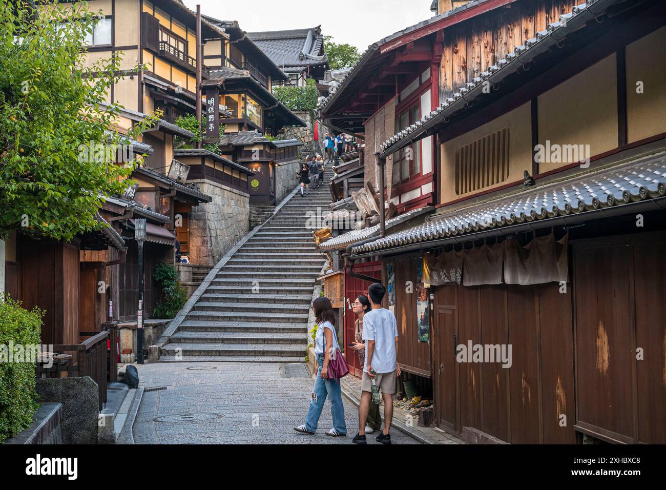 Kyoto, Japan, Gion Viertel mit Touristen Stockfoto