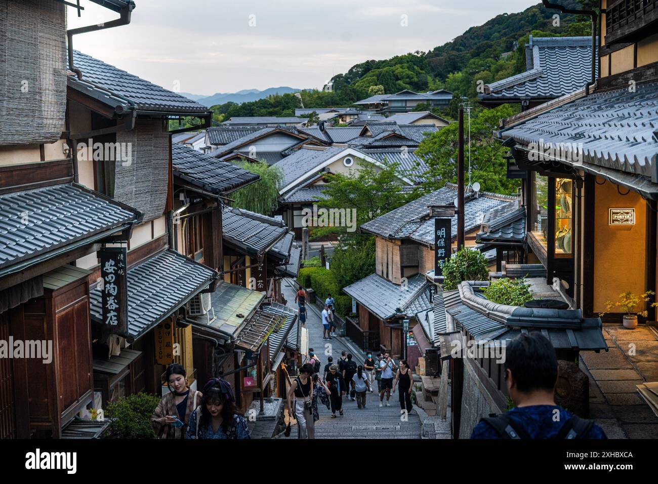 Kyoto, Japan, Gion Viertel mit Touristen Stockfoto