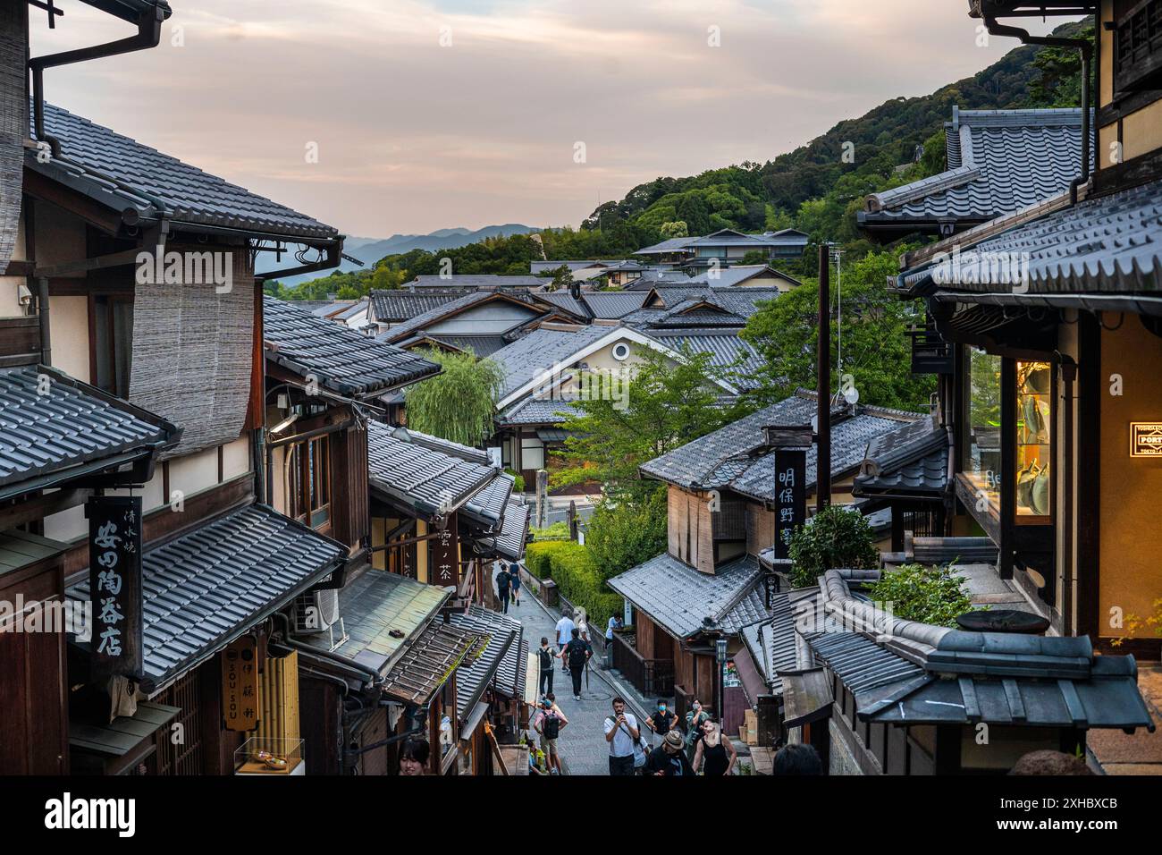 Kyoto, Japan, Gion Viertel mit Touristen Stockfoto