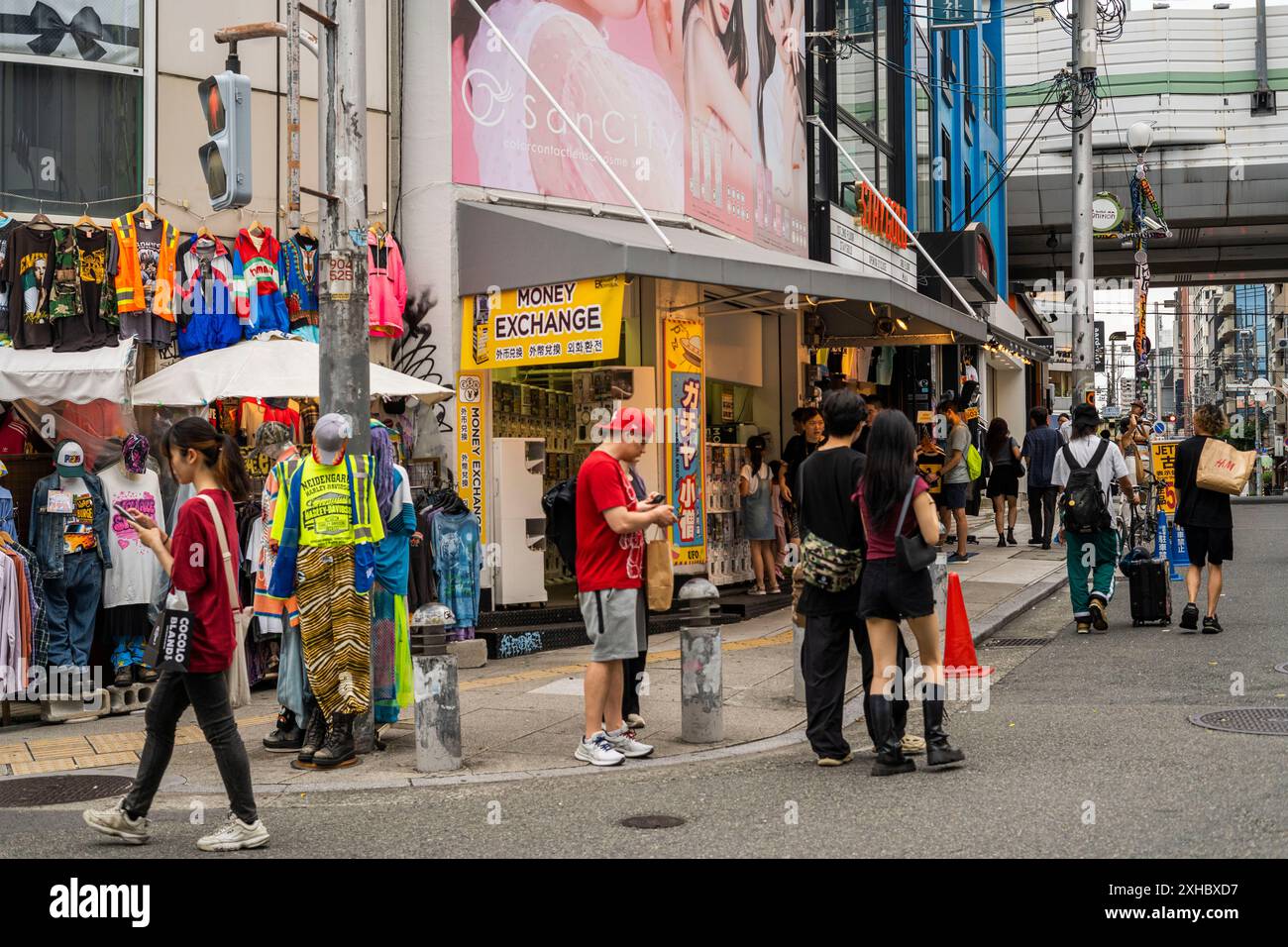 Shinsaibashi ist ein Stadtteil im Chūō-ku-Bezirk von Osaka, Japan und das wichtigste Einkaufsviertel der Stadt. Stockfoto