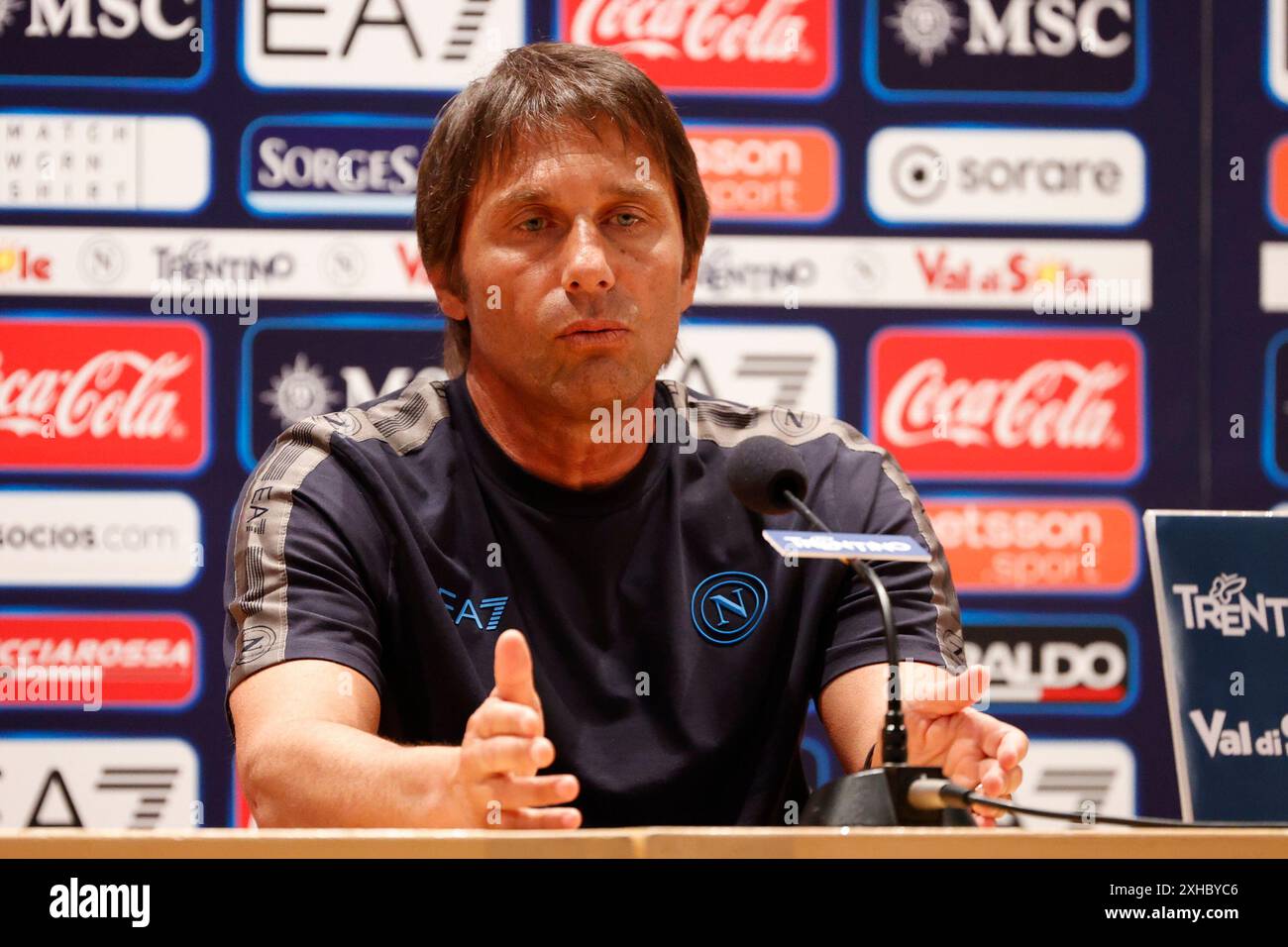 Dimaro, Trentino, Italien. Juli 2024. Antonio Conte Coach von Neapel während der Pressekonferenz im Trainingslager der SSC Napoli in Dimaro, Trient, Italien am 13. Juli 2024 (Foto: © Ciro de Luca/ZUMA Press Wire) NUR REDAKTIONELLE VERWENDUNG! Nicht für kommerzielle ZWECKE! Quelle: ZUMA Press, Inc./Alamy Live News Stockfoto