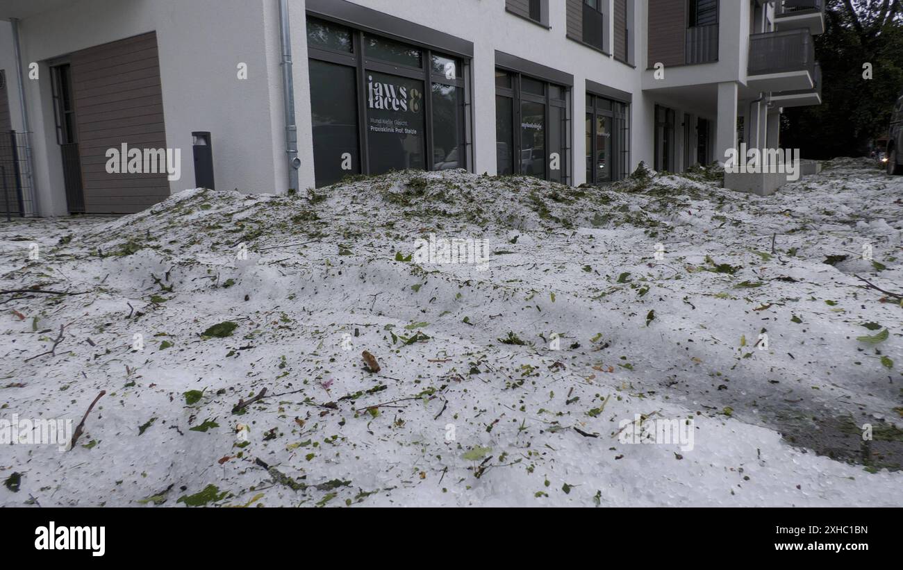 Ein extremes Hagelunwetter samt Orkan wütete am Freitagabend in der Ortschaft Brunnthal und der Gemeinde Höhenkirchen-Siegertsbrunn. Gegen 21:30 Uhr fegte eine gewaltige Unwetterfront über die Region hinweg. Im Gepäck enorme Hagelmassen. In den Ortschaften fiel zu viel Hagel, dass die Gullys verstopften. Vom Sommer in den Winter in kurzer Zeit: Amateuraufnahmen zeigen, wie große Eisschollen durch Höhenkirchen-Siegertsbrunn schwimmen. Tiefster Winterfäuste im Sommer auch knapp 20 Stunden nach dem schlimmen Unwetter liegt der Hagel noch meterhoch. Große Hagelberge findet man an Grundstücken. Di Stockfoto