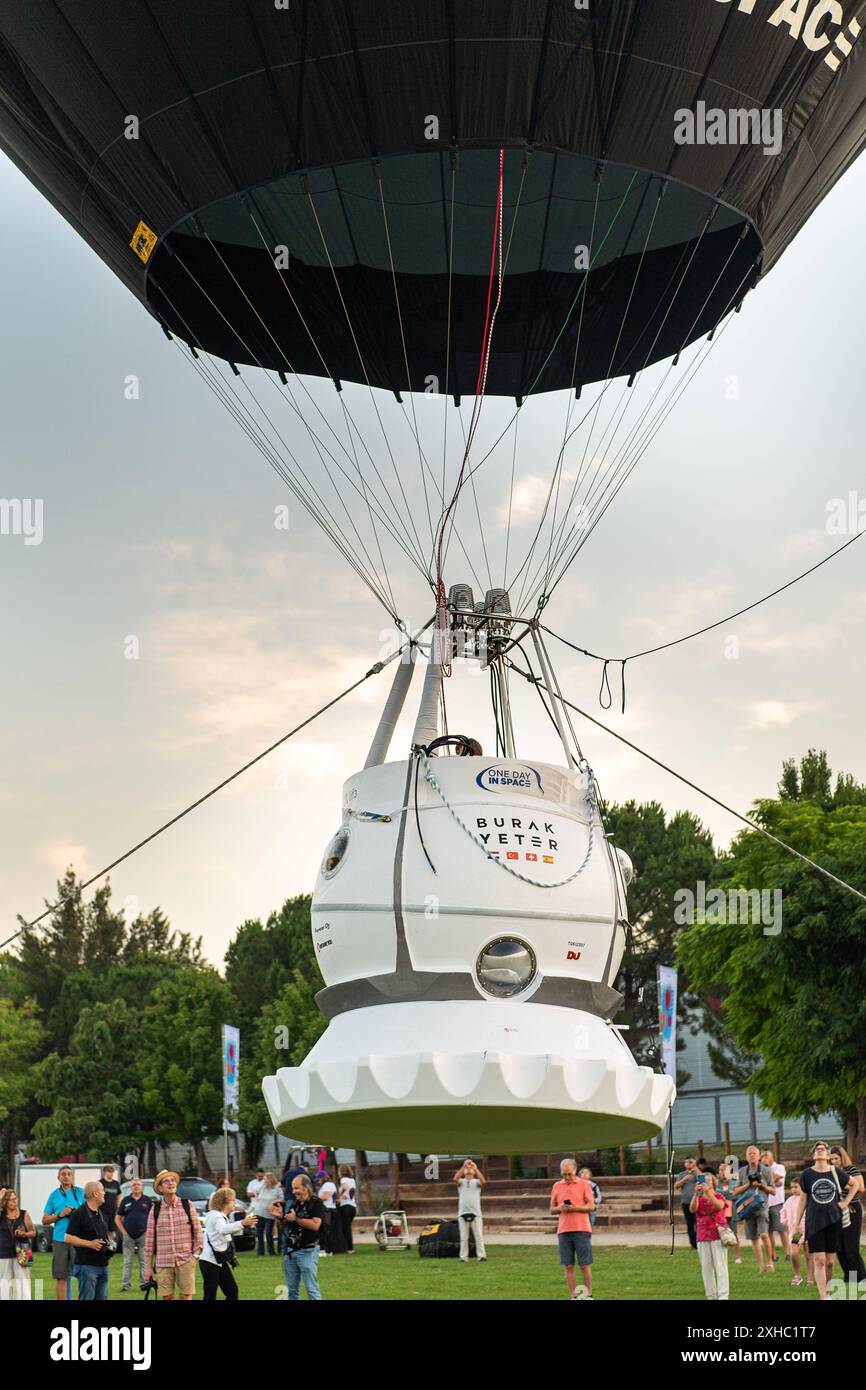 28. Europäisches Ballonfestival in Igualada 10.-13.2024 28. Europäisches Ballonfestival in Igualada Juli 10-13 ,2024 mehr als 40 Aerostatikballons aus ganz Spanien, Europa, und die Welt nimmt am 28. Europäischen Ballonfestival Teil, das am 11. Juli 2024 in Igualada, Spanien stattfindet. Präsentation des Aerostatic Space Capsule, eines weltweit einzigartigen Korbs, der für Ballonflüge in großen Höhen geschaffen wurde. Es handelt sich um eine Kabine, die mit einer Höhe von 20.000 Metern flugbereit ist und 949 kg wiegt, geschlossen und unter Druck steht. Sie wurde von der Zero 2 Luft- und Raumfahrtfirma Infinity entwickelt und für Ballons angepasst Stockfoto