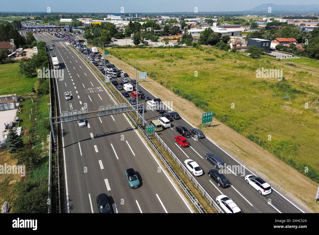 Zagreb, Kroatien. Juli 2024. Luftbild zeigt mehrere Kilometer lange Warteschlangen, die sich am 13. juli 2024 am Lucko-Mautbahnhof in Zagreb, Kroatien, auf der Autobahn A1 gebildet haben. Foto: Luka Stanzl/PIXSELL Credit: Pixsell/Alamy Live News Stockfoto