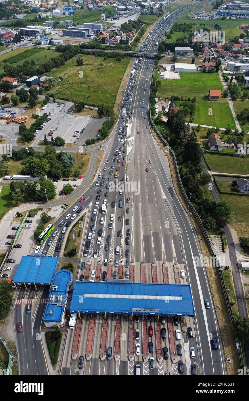 Zagreb, Kroatien. Juli 2024. Luftbild zeigt mehrere Kilometer lange Warteschlangen, die sich am 13. juli 2024 am Lucko-Mautbahnhof in Zagreb, Kroatien, auf der Autobahn A1 gebildet haben. Foto: Luka Stanzl/PIXSELL Credit: Pixsell/Alamy Live News Stockfoto