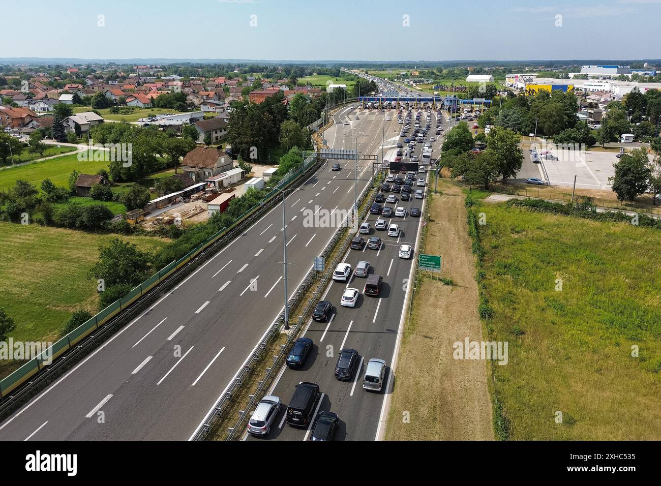 Zagreb, Kroatien. Juli 2024. Luftbild zeigt mehrere Kilometer lange Warteschlangen, die sich am 13. juli 2024 am Lucko-Mautbahnhof in Zagreb, Kroatien, auf der Autobahn A1 gebildet haben. Foto: Luka Stanzl/PIXSELL Credit: Pixsell/Alamy Live News Stockfoto