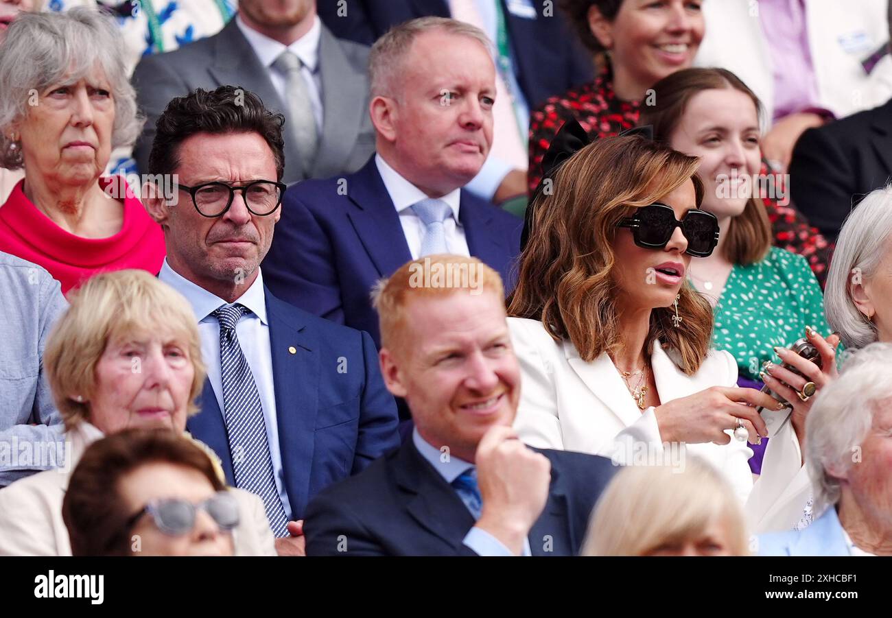 Hugh Jackman und Kate Beckinsale in der königlichen Box am 13. Tag der Wimbledon Championships 2024 im All England Lawn Tennis and Croquet Club, London. Bilddatum: Samstag, 13. Juli 2024. Stockfoto