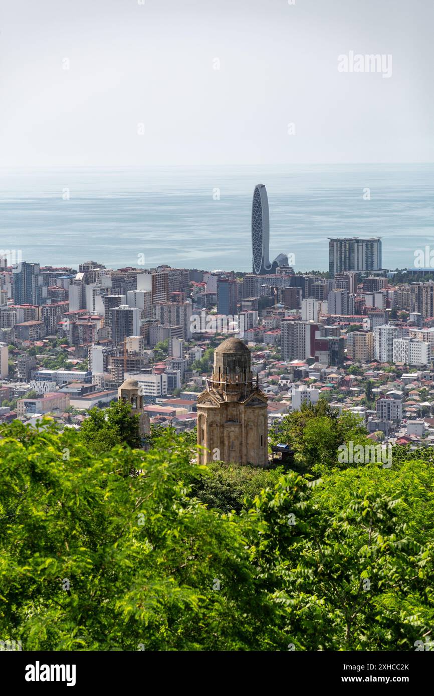 Aus der Vogelperspektive auf die Stadt Batumi von der Spitze des Anuria Berges. Batumi ist die Hauptstadt der Autonomen Republik Adjara. Stockfoto