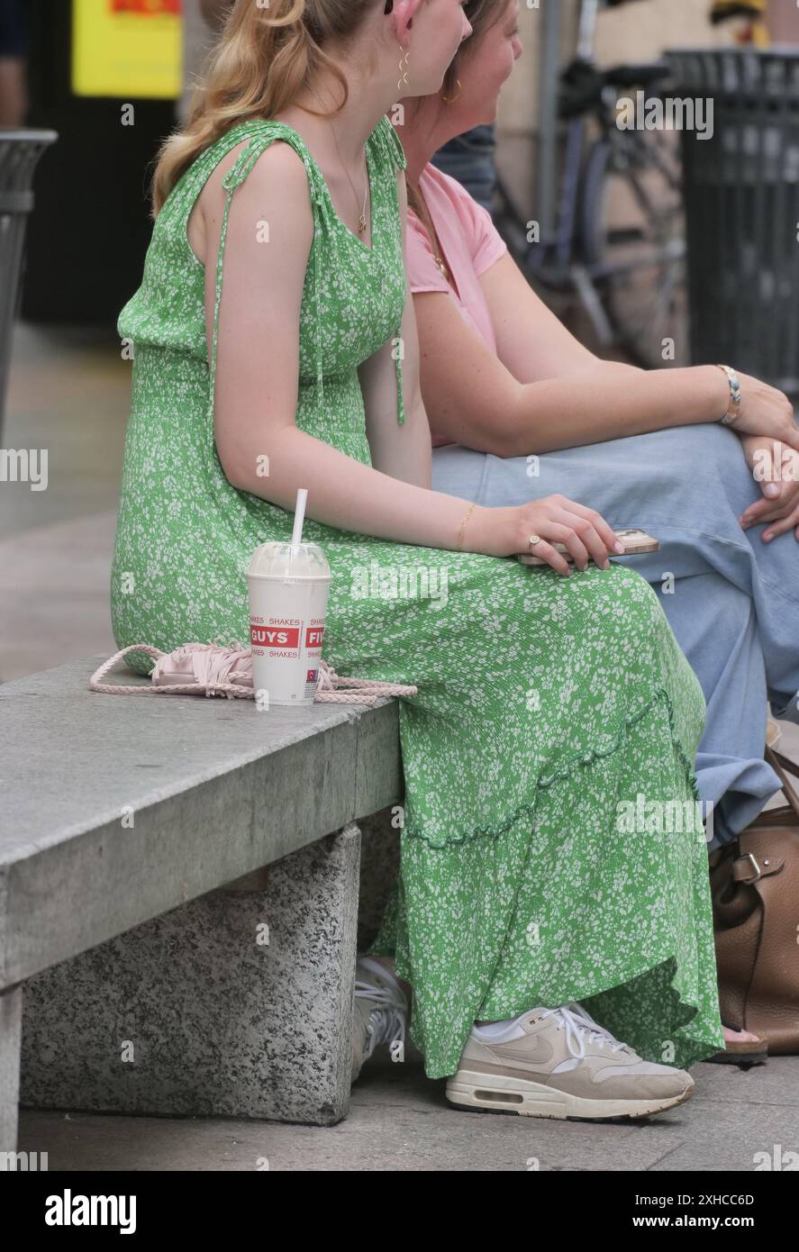 Mailand: Viele Touristen im Stadtzentrum, die auf Bänken und Stufen sitzen, essen Süßigkeiten, Sandwiches und kalte Getränke, um sich zu erfrischen. (Foto: © Luca Ponti/IPA über Credit: Zuma Press/Alamy Live News Stockfoto