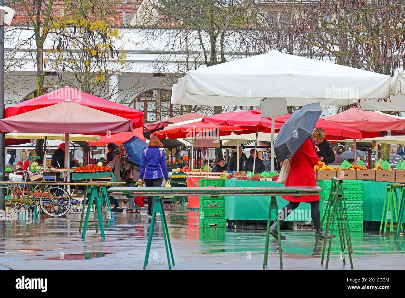 Ljubljana, Slowenien - 4. November 2019: Bauernmarkt außerhalb der slowenischen Hauptstadt Ljubljana, wo die Menschen herumlaufen und schöne schöne d Stockfoto