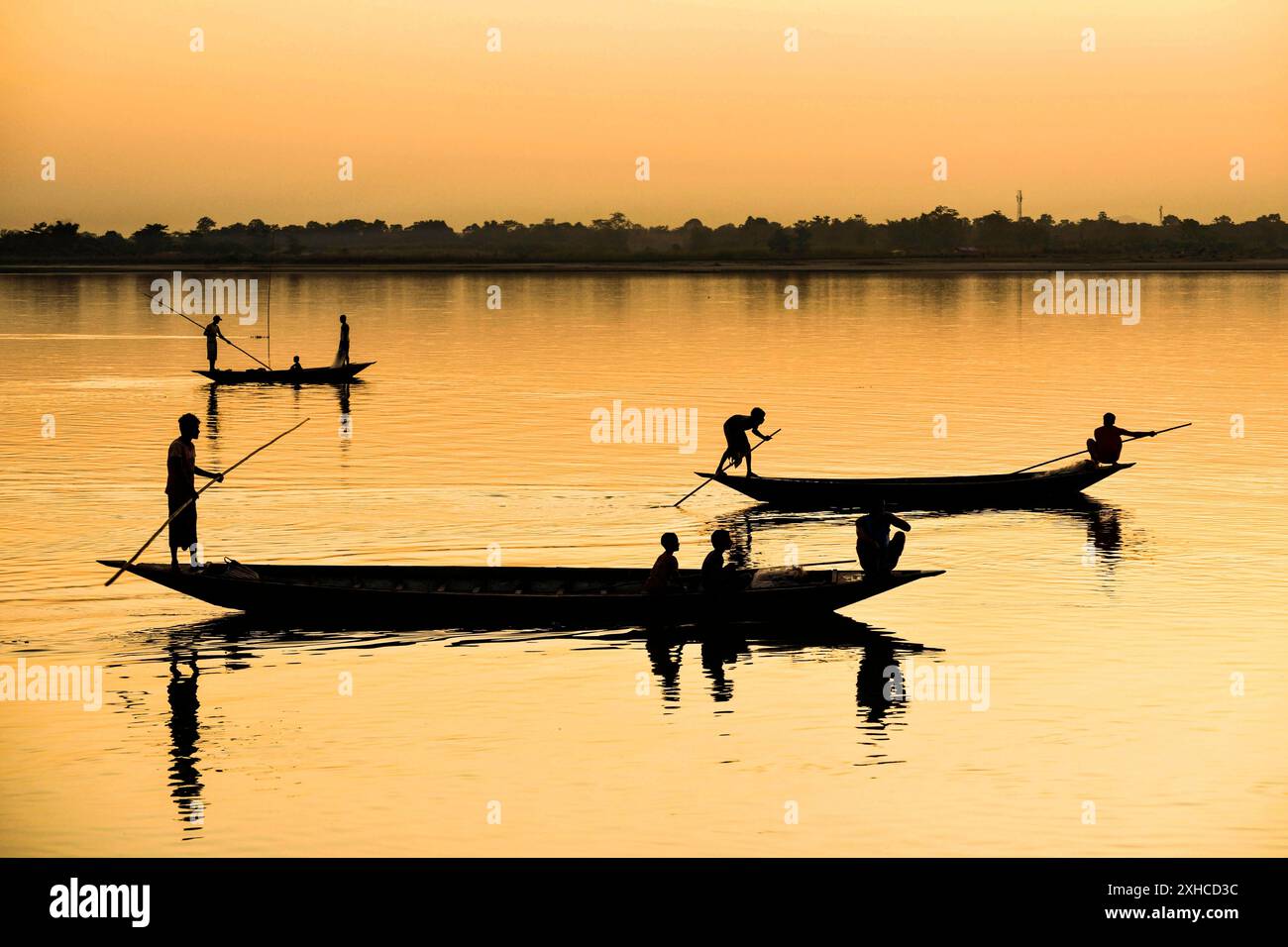 Fischer fischen im Fluss Beki bei Sonnenuntergang im Bezirk Barpeta von Assam, Indien am 1. November 2019 Stockfoto