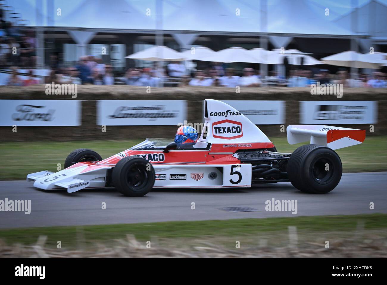 Goodwood House, Chichester, Großbritannien. Juli 2024. Goodwood Festival of Speed Day 3; Emerson Fittipaldi am Steuer seiner Meisterschaft gewann 1974 McClaren-Cosworth M23 Credit: Action Plus Sports/Alamy Live News Stockfoto