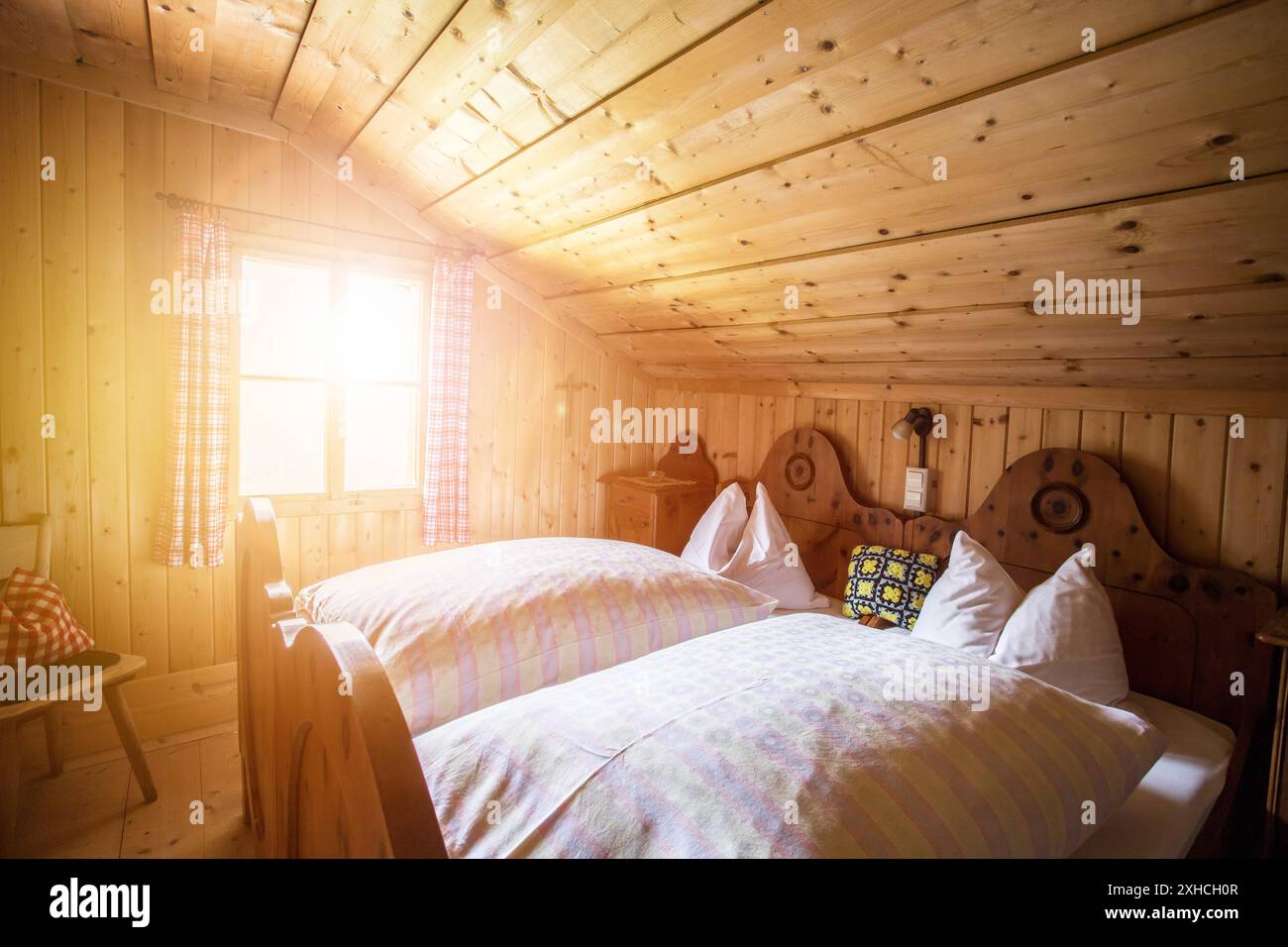 Im Inneren einer rustikalen Holzhütte oder Hütte, Österreich Stockfoto