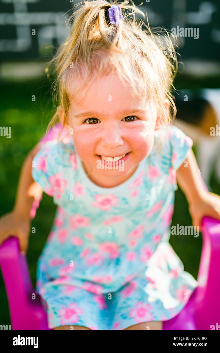Wunderschönes Mädchen-Porträt, grüner Hof. 2-3-jähriges Kind in der Natur am sonnigen Sommertag Stockfoto