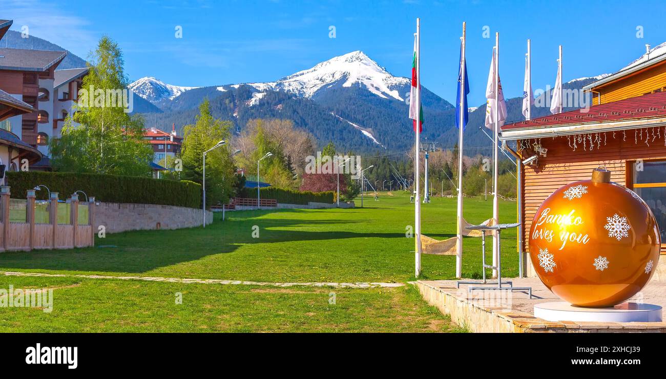 Bulgarien, große gelbe Neujahrsball, Bansko liebt Sie und Schnee Berge Frühling Panorama Banner Stockfoto