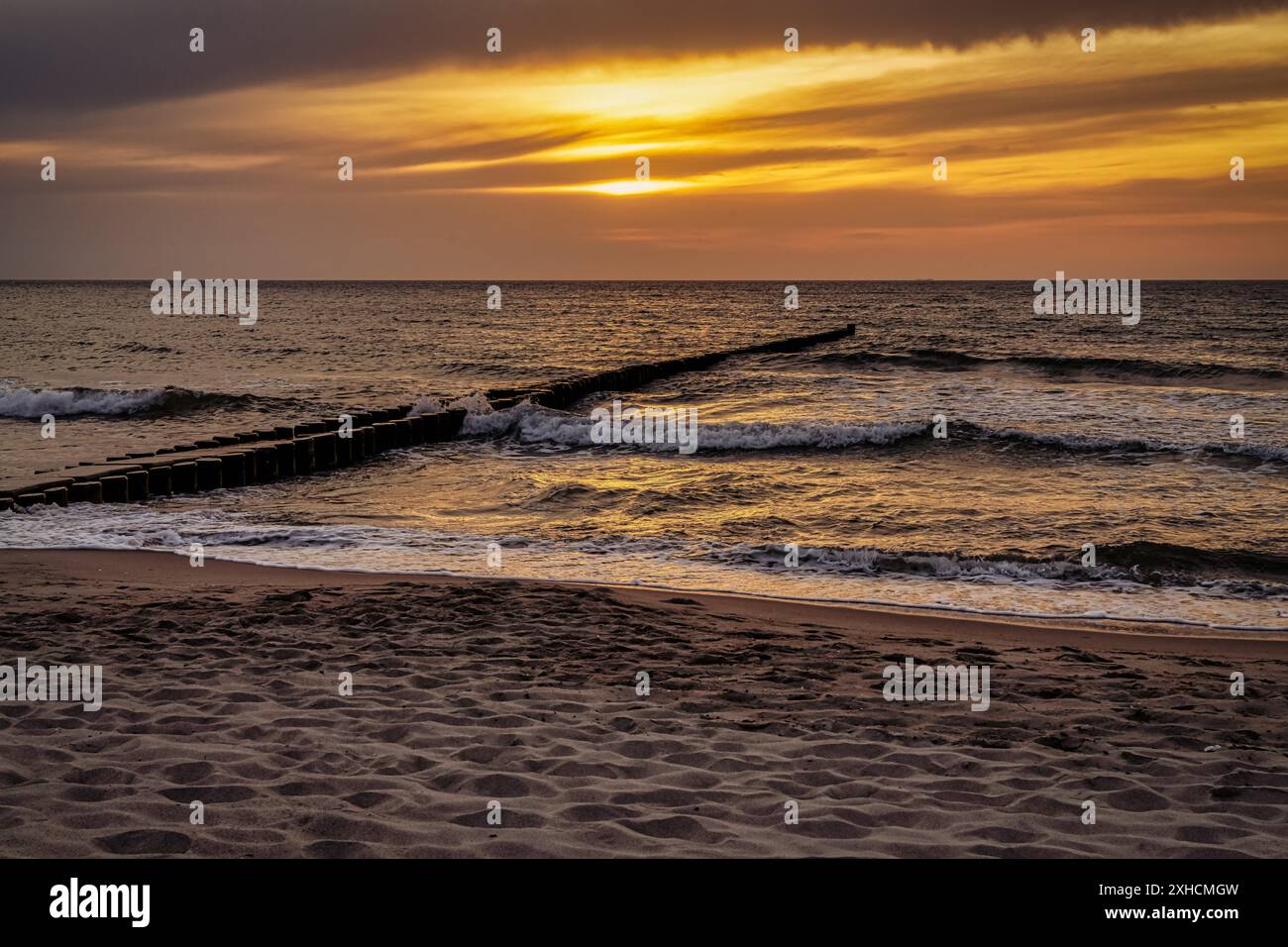 Die untergehende Sonne am Strand in Ahrenshoop, Mecklenburg-Vorpommern, Deutschland Stockfoto