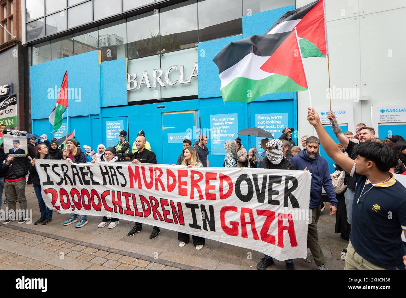 Manchester, Großbritannien. Juli 2024. Palästinensische Anti-gaza-Kriegsproteste in Manchester findet am Samstag am 41. Wochenende seit dem 7. Oktober in Israel statt. Der Protest stoppte für eine Pause draußen, in Barclays Bank in der Market Street. Die Demonstranten marschierten dann durch Manchester, vorbei an einem Protest pro Israel auf der Market Street. Eine Polizeilinie hielt die beiden Gruppen von Demonstranten getrennt. Manchester. UK Credit: GaryRobertsphotography/Alamy Live News Stockfoto