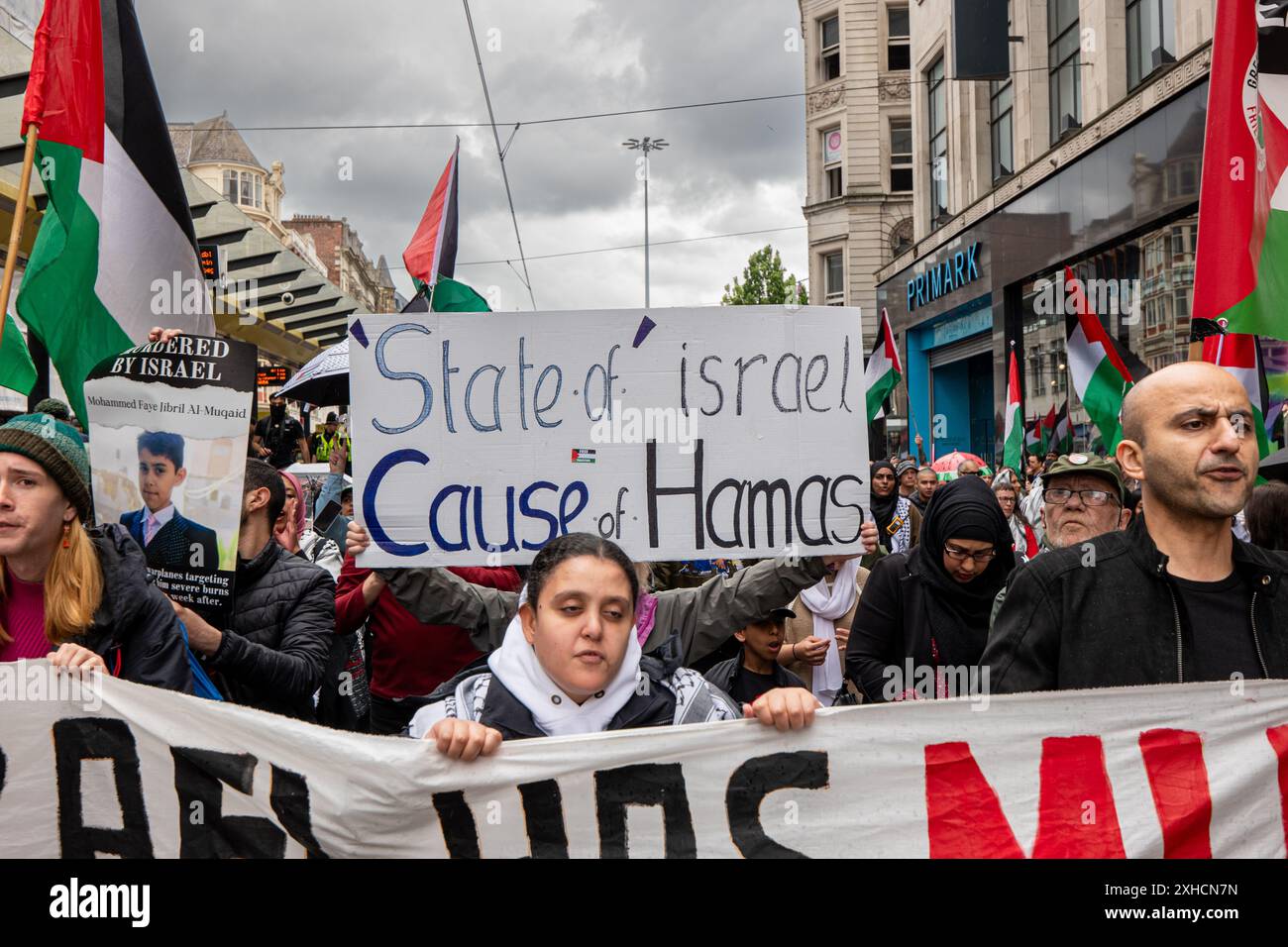 Manchester, Großbritannien. Juli 2024. Banner beschuldigt den Staat Israel, die Hamas verursacht zu haben. Palästinensische Anti-gaza-Kriegsproteste in Manchester findet am Samstag am 41. Wochenende seit dem 7. Oktober in Israel statt. Demonstranten marschierten durch Manchester, vorbei an einem Protest pro Israel auf der Market Street. Eine Polizeilinie hielt die beiden Gruppen von Demonstranten getrennt. Manchester. UK Credit: GaryRobertsphotography/Alamy Live News Stockfoto