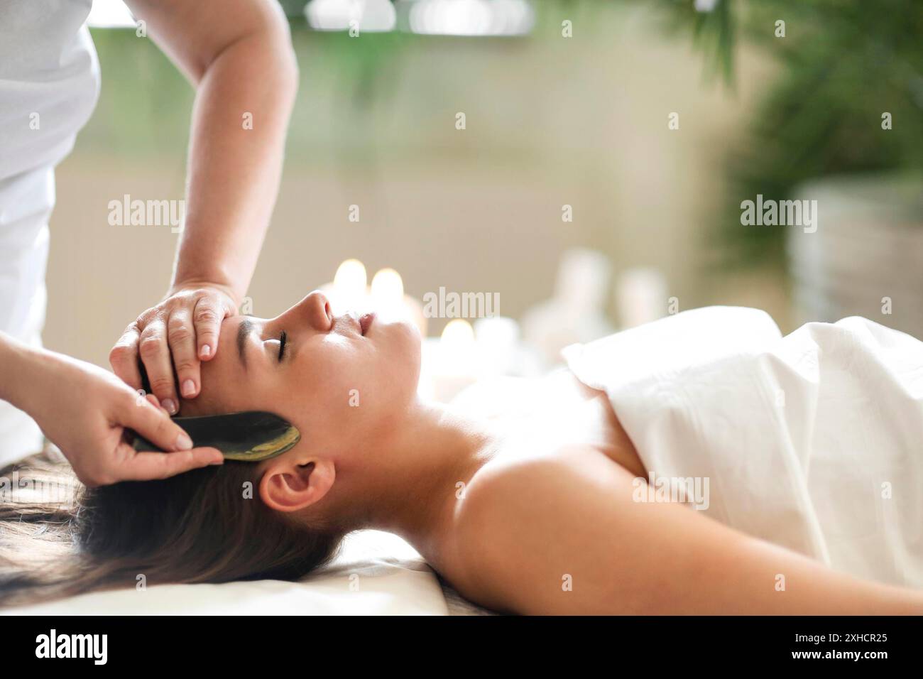 Face guasha Massage oder Schönheitsbehandlung im Spa Salon Stockfoto