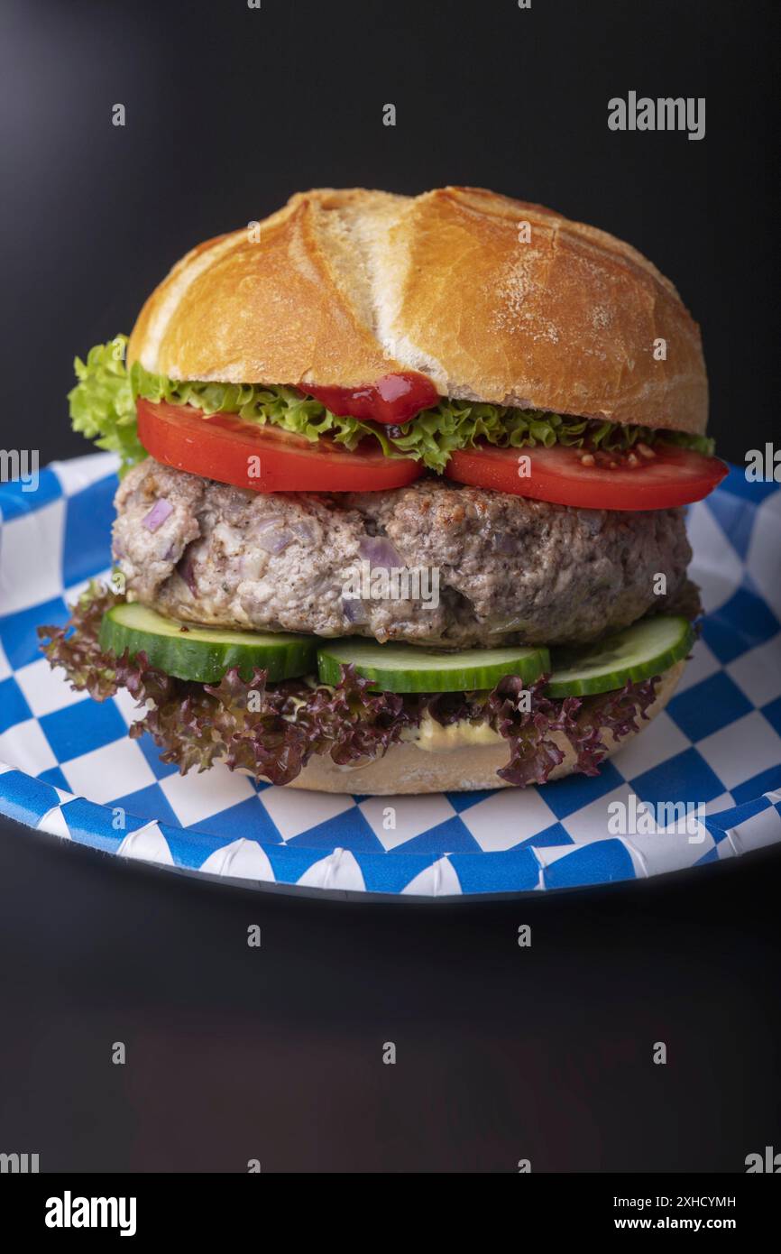 Bayerischer Burger in einem Bun Stockfoto