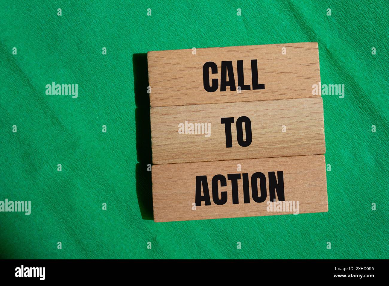 Auf Holzblöcken mit grünem Hintergrund geschriebene Call-to-Action-Wörter. Konzeptionelles Handlungsaufrufs-Symbol. Kopierbereich. Stockfoto