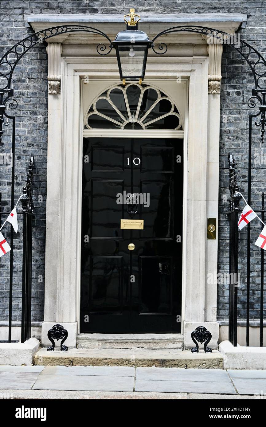 London, Großbritannien. Vordertür zu Nummer 10. Nummer 10 Downing Street wurde am Vorabend des 2024 Fußball-Endspiels zwischen England und Spanien mit England Flags bestückt. Quelle: michael melia/Alamy Live News Stockfoto