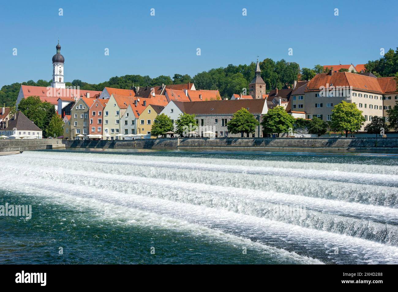 Fluss Lech, weißes schäumendes Aufwirbeln, Wassersprühung der Wasserkaskaden am Lechweir, Altstadt mit Pfarrkirche Mariae Himmelfahrt, Landsberg am Lech Stockfoto