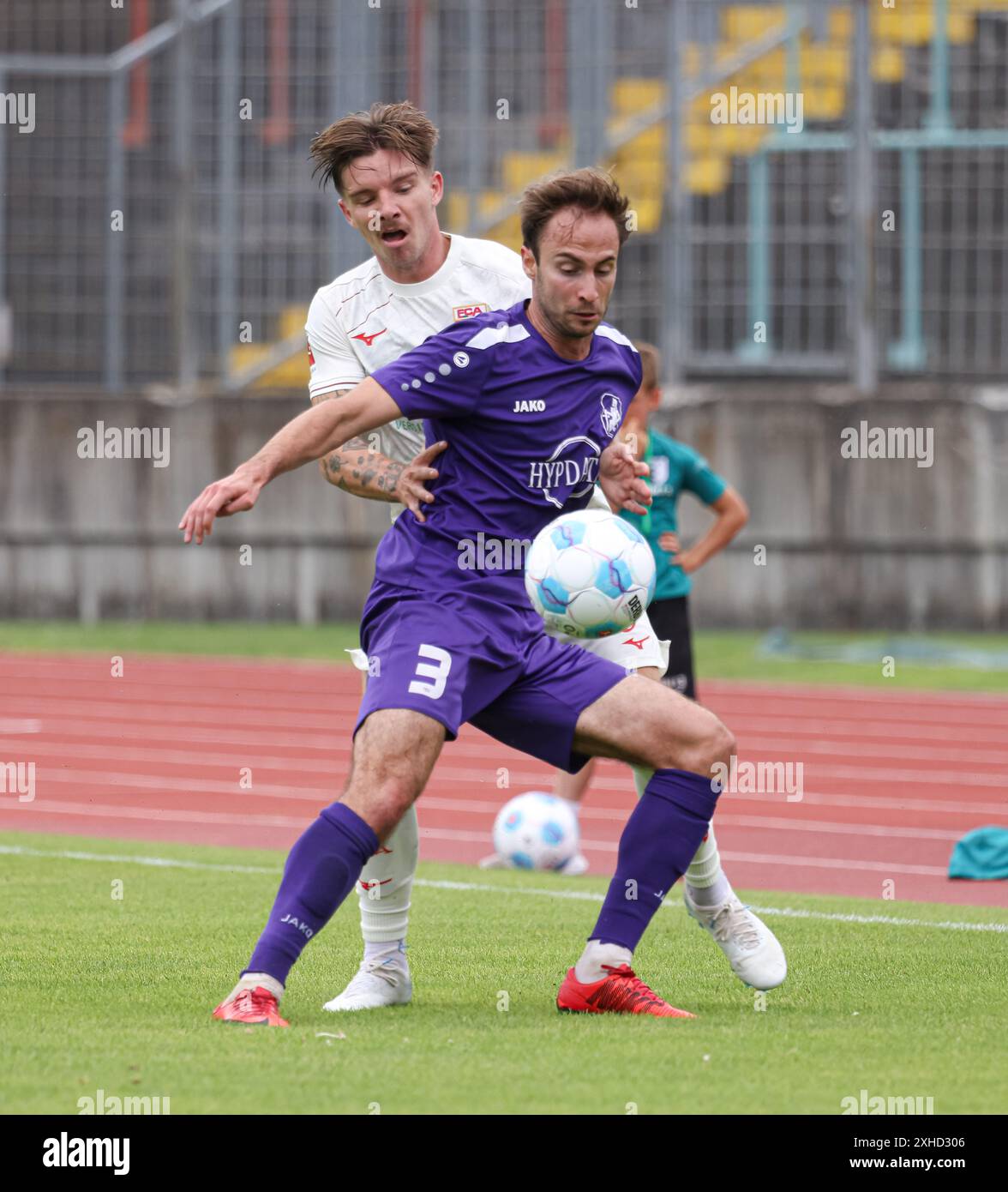 Kampf um den Ball zwischen Mads Pedersen (FC Augsburg #3) und Nicola Della Schiava (TSV Schwaben, vorne); FC Augsburg gegen Schwaben Augsburg, Testspiel Stockfoto
