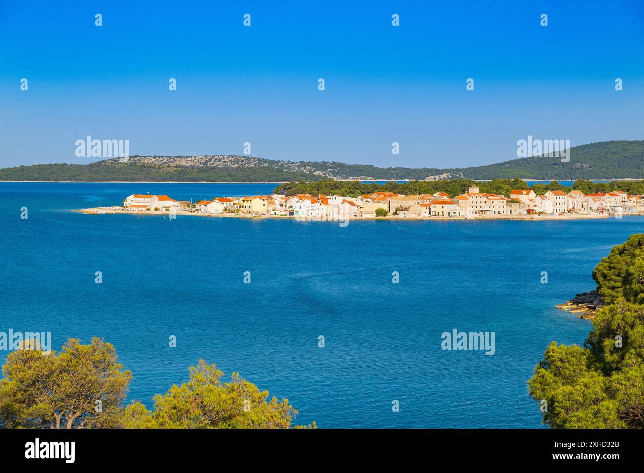 Fantastischer adriatischer Archipel, Insel Krapanj in der Nähe von Sibenik, Dalmatien, Kroatien Stockfoto