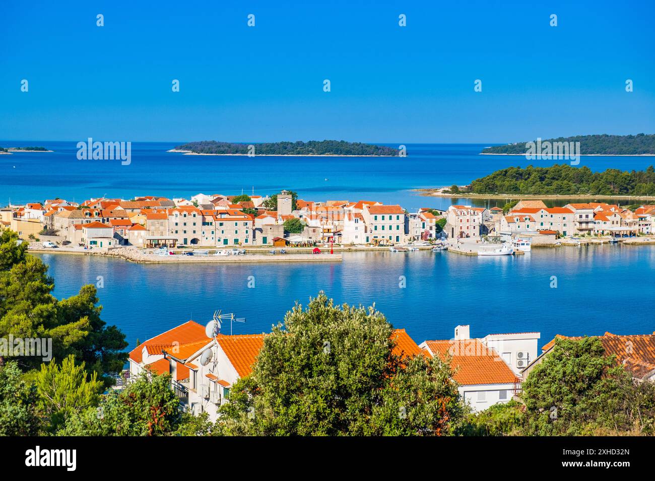 Fantastischer adriatischer Archipel, Insel Krapanj in der Nähe von Sibenik, Dalmatien, Kroatien Stockfoto