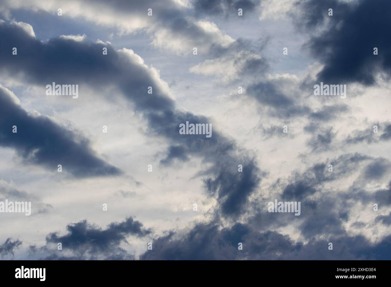 Dramatischer Himmel vor dem Sturm, natürlicher Hintergrund für Ihr Design Stockfoto