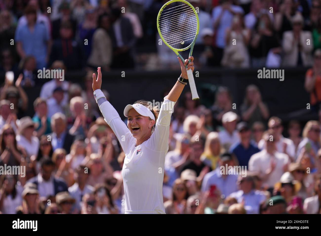 Barbora Krejcikova feiert, nachdem sie 2024 am 13. Juli 2024 im All England Lawn Tennis and Croquet Club in Wimbledon, Südwesten Londons, gegen die Italienerin Jasmine Paolini gewonnen hat. Krejcikova gewann das Spiel mit 6:2, 2:6, 6:4. Quelle: MB Media Solutions/Alamy Live News Stockfoto