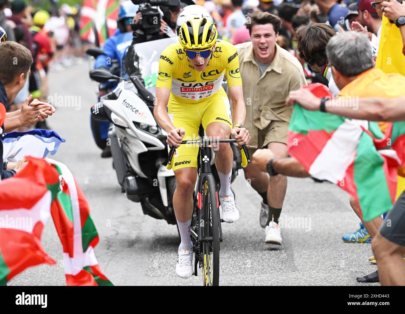 Der slowenische Tadej Pogacar vom Team Emirates der Vereinigten Arabischen Emirate auf seinem Weg zum 14. Rennen der Tour de France 2024, von Pau nach Saint-Lary-Soulan Pla d’Adet, Frankreich (151, 9 km), am Samstag, den 13. Juli 2024. Die 111. Ausgabe der Tour de France beginnt am Samstag, den 29. Juni und endet am 21. Juli in Nizza. BELGA FOTOPOOL BERNARD PAPON Credit: Belga News Agency/Alamy Live News Stockfoto