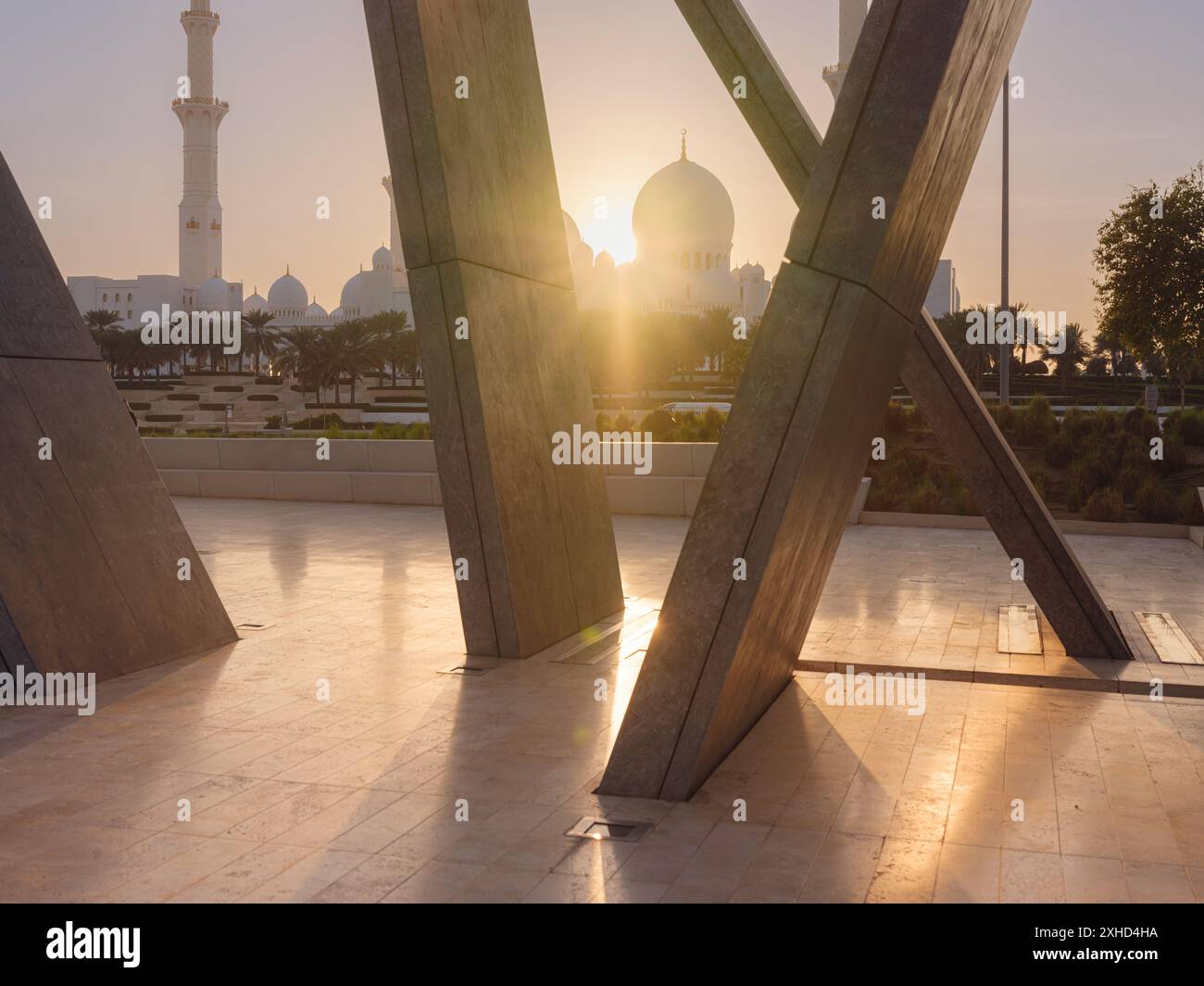 Abu Dhabi, VAE - 14. Januar 2024: Abendblick vom Wahat Al Karama oder Oase der würde. Kriegsdenkmal und Denkmal zum Gedenken an alle Emiratis, die im Dienst in Abu Dhabi getötet wurden Stockfoto