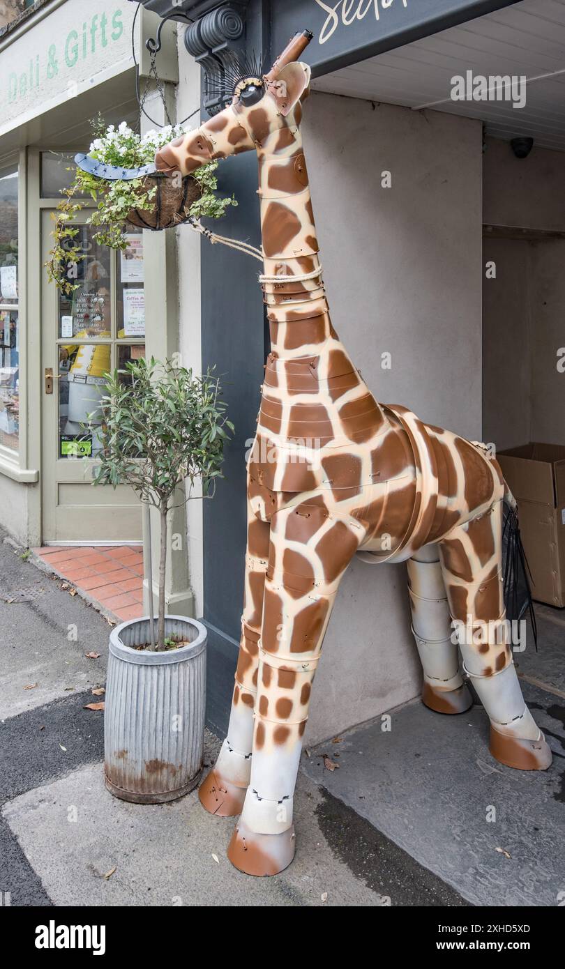 Das Flowerpot Festival 2024 mit vielen skurrilen Charakteren und Kreationen auf verschiedenen Wegen rund um die Stadt. Stockfoto