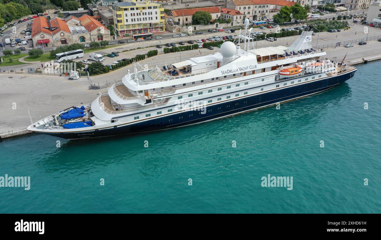 Dubrovnik, Kroatien: SEADREAM II in Port Gruž. Die luxuriöse Boutique-Kreuzfahrtlinie SeaDream Yacht Club hat ihre gesamte Flotte mit Landstromanbindung aufgerüstet, wodurch keine Emissionen in Häfen möglich sind und Motorvibrationen, Lärm und Luftverschmutzung für Anwohner und Passagiere eliminiert werden. Mit ihrem Schwesterschiff sind beide Schiffe nun für den elektrischen Anschluss an das Dock ausgerüstet, wenn die Hafeninfrastruktur eine Hochspannungsversorgung ermöglicht, da das EU-Paket „Fit for 55“ den europäischen Hafen dazu verpflichtet, bis 2030 Landstromanschlüsse für Schiffe bereitzustellen. Quelle: Kevin Izorce/Alamy Live News Stockfoto