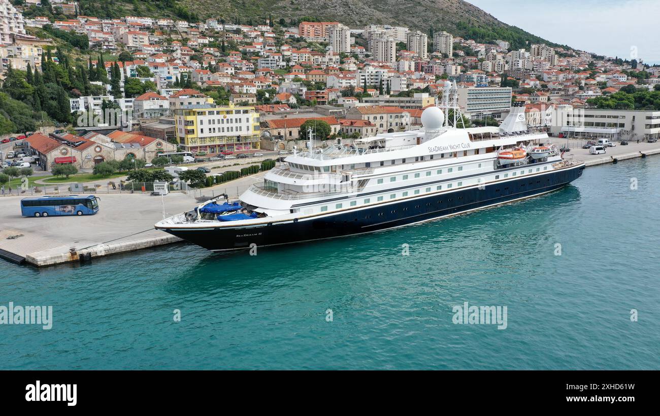 Dubrovnik, Kroatien: SEADREAM II in Port Gruž. Die luxuriöse Boutique-Kreuzfahrtlinie SeaDream Yacht Club hat ihre gesamte Flotte mit Landstromanbindung aufgerüstet, wodurch keine Emissionen in Häfen möglich sind und Motorvibrationen, Lärm und Luftverschmutzung für Anwohner und Passagiere eliminiert werden. Mit ihrem Schwesterschiff sind beide Schiffe nun für den elektrischen Anschluss an das Dock ausgerüstet, wenn die Hafeninfrastruktur eine Hochspannungsversorgung ermöglicht, da das EU-Paket „Fit for 55“ den europäischen Hafen dazu verpflichtet, bis 2030 Landstromanschlüsse für Schiffe bereitzustellen. Quelle: Kevin Izorce/Alamy Live News Stockfoto