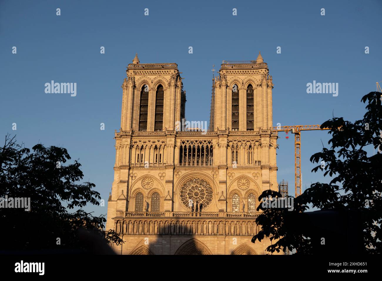 Paris, Frankreich, 07. juni 2024: Wiederaufbau der Kathedrale Notre Dame de Paris, nachdem sie in Brand geriet, Blick bei Tag Stockfoto