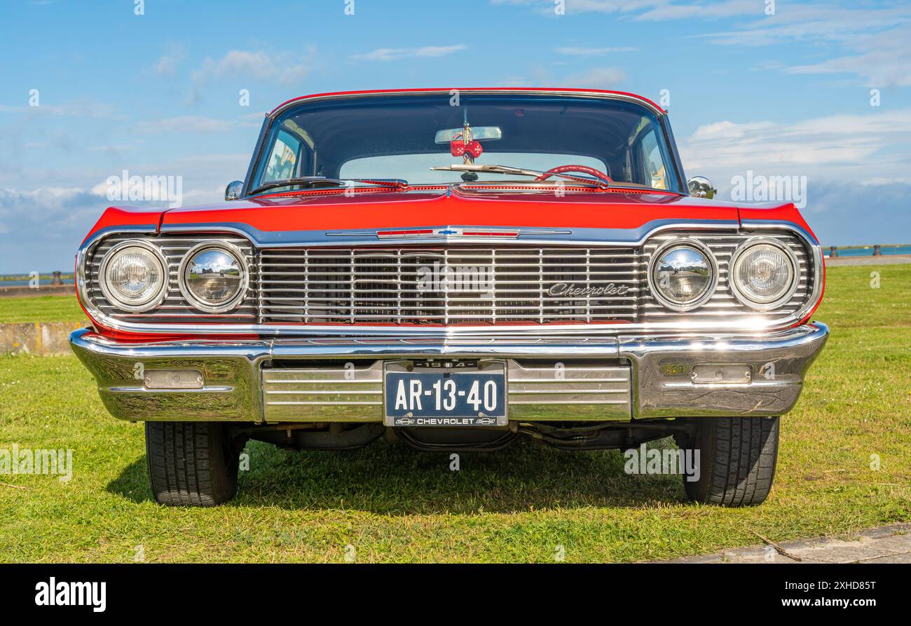 Lelystad, Niederlande, 16.06.2024, Vorderansicht des klassischen Chevrolet Impala 3. Generation von 1964 beim National Old Timer Day Stockfoto