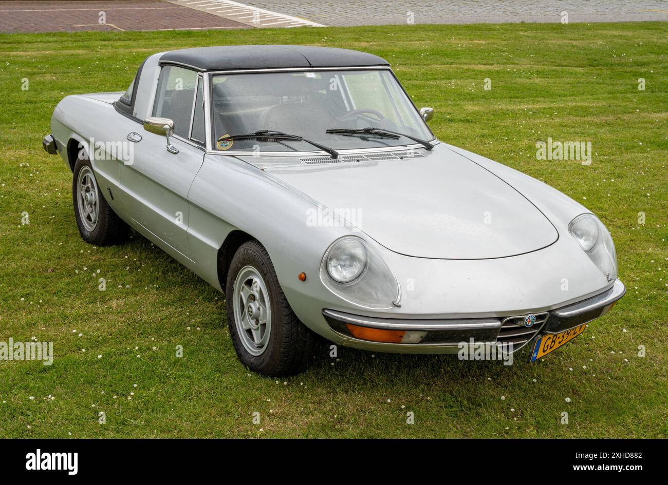 Lelystad, Niederlande, 16.06.2024, Vorderansicht des klassischen Alfa Romeo 2000 Spider Veloce aus dem Jahr 1980 beim National Old Timer Day Stockfoto