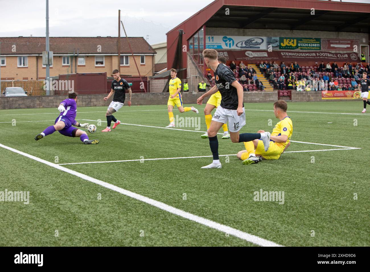 13/07/2024: Ochilview Park, Stenhousemuir, Schottland - Ross Taylor stellt den Ball auf Matthew Aitken, der aus nächster Nähe kommt, um einen zu erreichen. Stockfoto