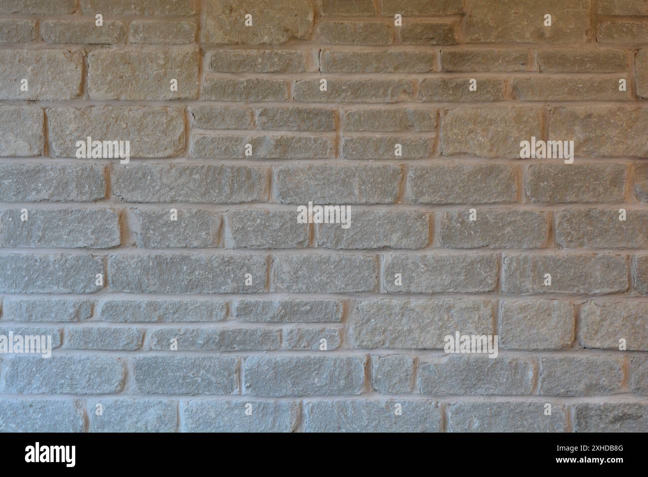 Nahaufnahme eines rechteckigen grauen Steinkamins. Stockfoto