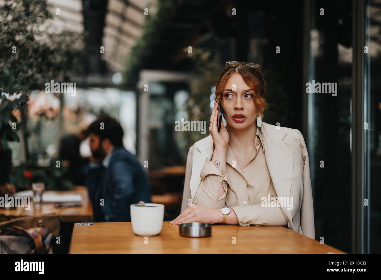 Geschäftsfrau, die in einem Café telefoniert Stockfoto
