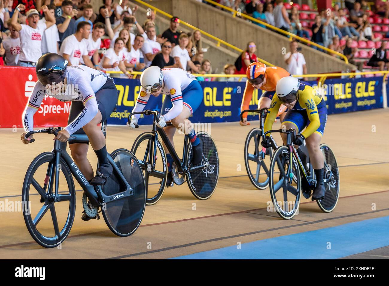 Cottbus, Deutschland. Juli 2024. Europameisterschaften U19 und U23 - Entscheidung im Keirin der U23: Clara Schneider (l-r) aus Deutschland gewinnt das Keirin-Finale vor Margaret Iona Moir aus Großbritannien, Alla Biletska aus der Ukraine und Kimberley Kalee aus den Niederlanden. Vermerk: Frank Hammerschmidt/dpa/Alamy Live News Stockfoto