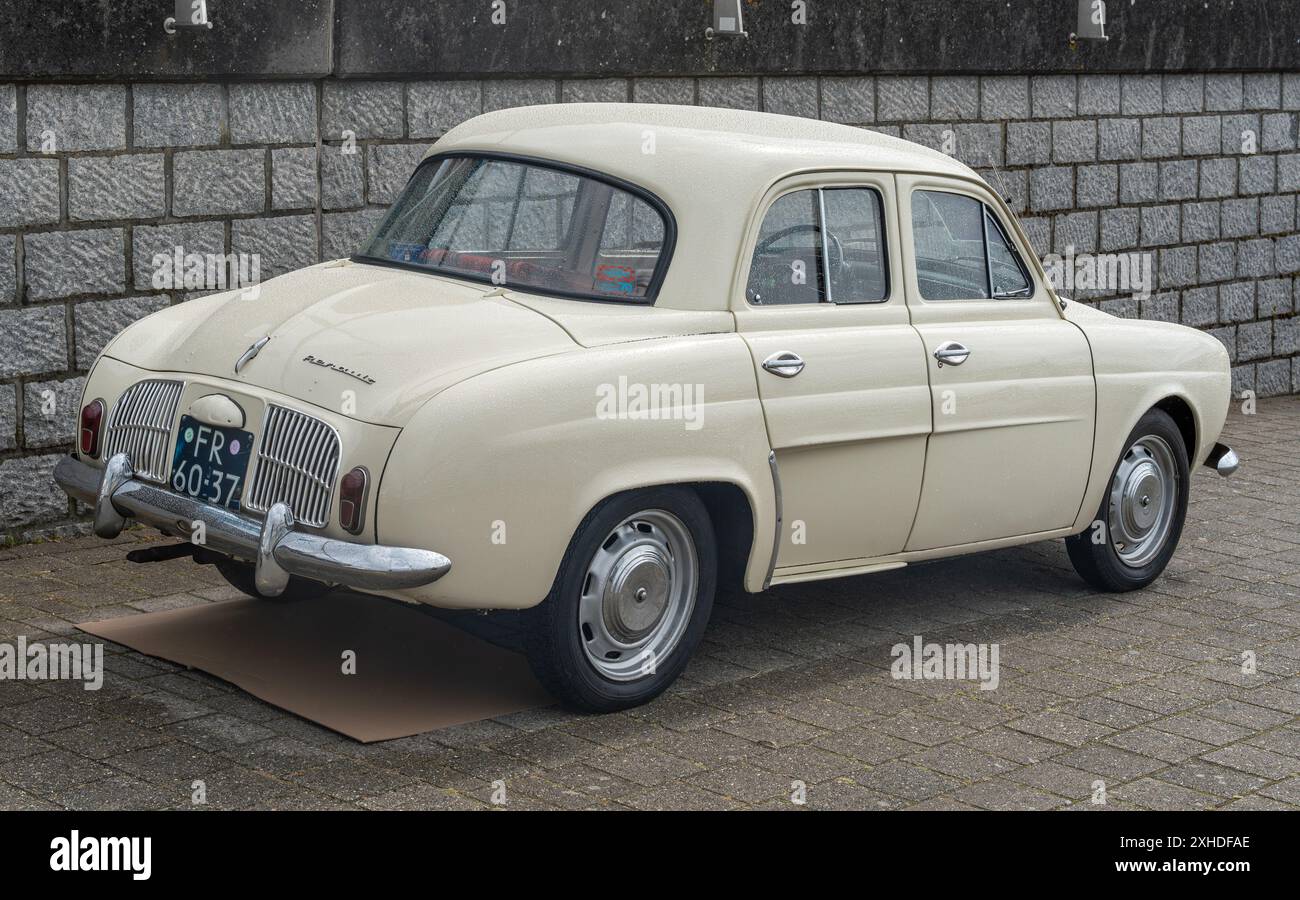 Lelystad, Niederlande, 16.06.2024, Classic Economy Car Renault R1090 Dauphine ab 1965 beim National Old Timer Day Stockfoto
