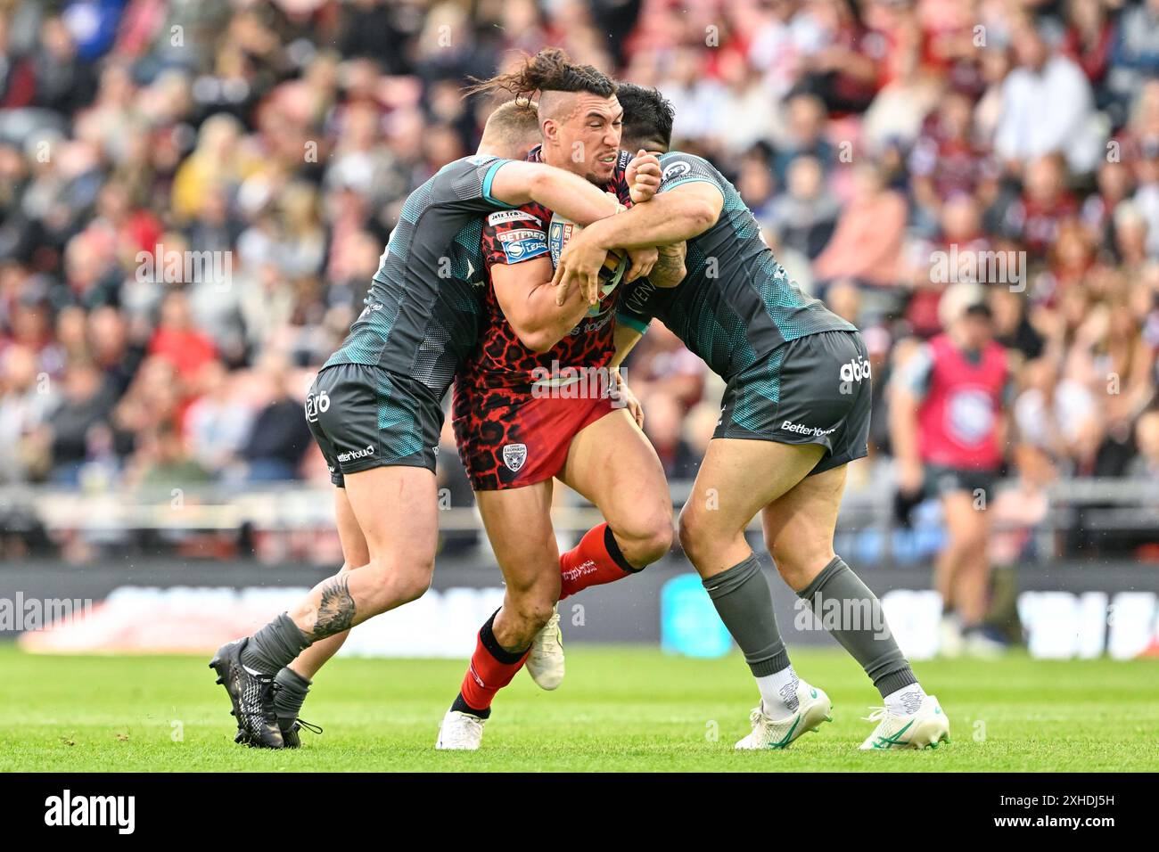 Leigh, Großbritannien. Juli 2024. Aaron Pene of Leigh Leopards wird beim Spiel Leigh Leopards vs Huddersfield Giants in der Betfred Super League Runde 17 in Leigh Sports Village, Leigh, Großbritannien, 13. Juli 2024 (Foto: Cody Froggatt/News Images) in Leigh, Großbritannien, am 13. Juli 2024 in Leigh, Großbritannien, angegriffen. (Foto: Cody Froggatt/News Images/SIPA USA) Credit: SIPA USA/Alamy Live News Stockfoto