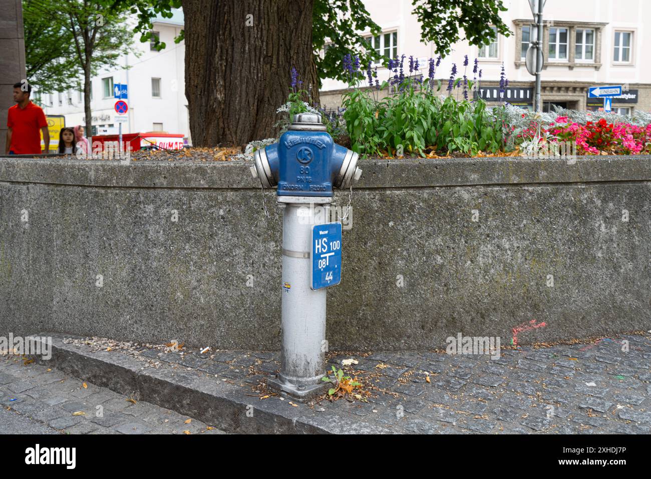 Salzburg, Österreich. Juli 2024. Ein Hydrant auf dem Bürgersteig einer Straße im Stadtzentrum Stockfoto